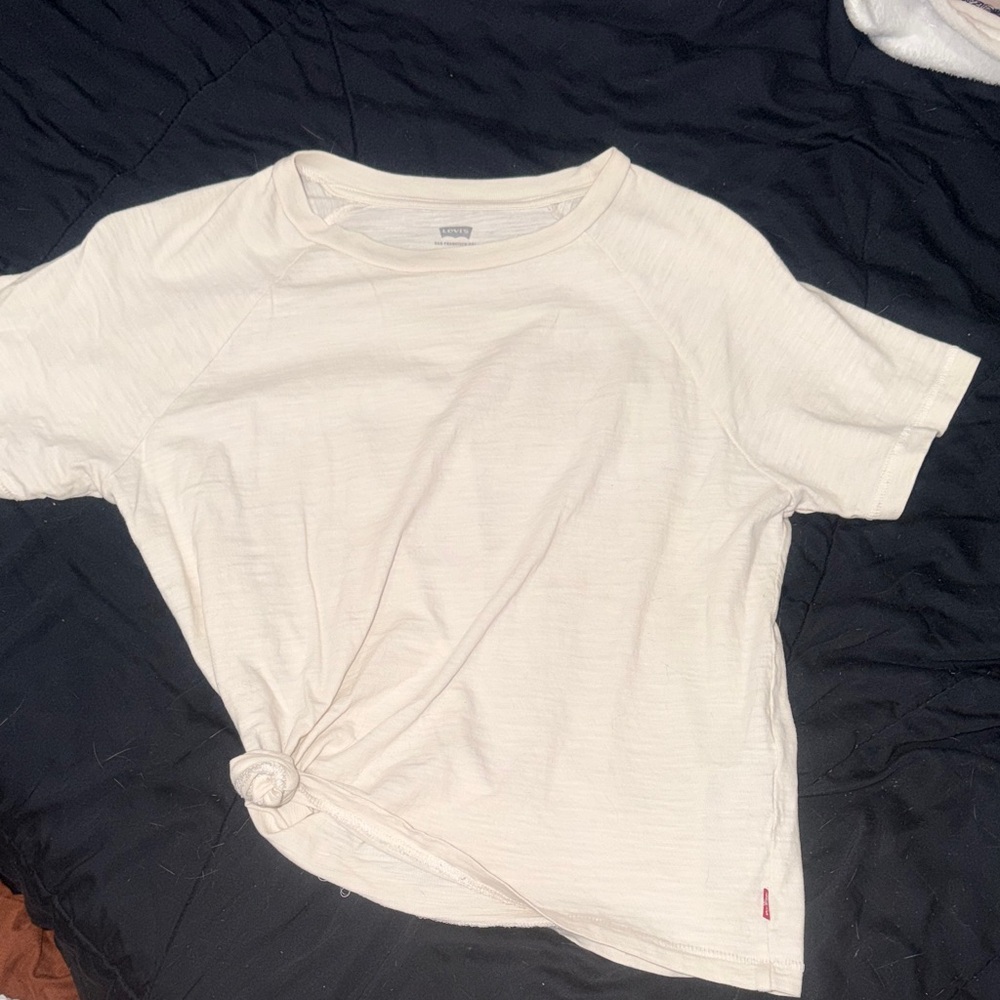 Levi’s Off-White Short Sleeve Top – Size Small – Like New 🤍